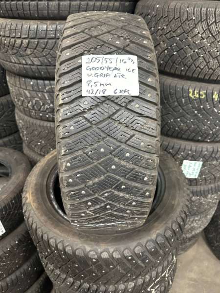Winter studded Goodyear Ultra Grip Ice Arctic