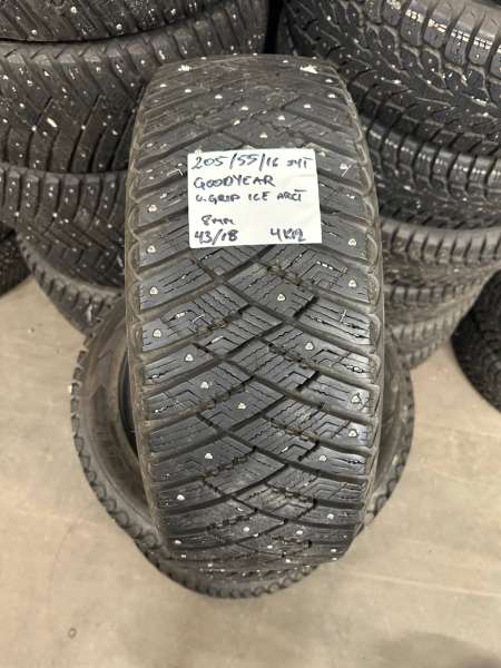 Winter studded Goodyear Ultra Grip Ice Arctic